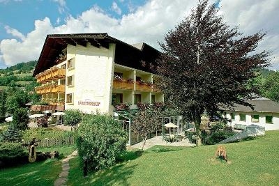 Gemütliches Hotel mit Holzbalkonen in den Bergen im Familienurlaub Österreich