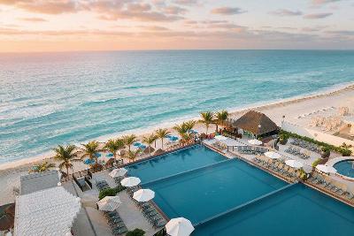 Pools auf mehreren Ebenen direkt am Meer im Familienurlaub Mexiko