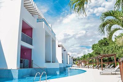 Schmaler Pool geht um das Hotelgebäude herum im Familienurlaub Mexiko