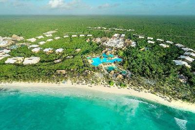 Türkisblaues Wasser mit weißem Sandstrand und Poolanlage im Familienurlaub Mexiko