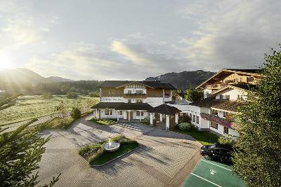 Familiäres Hotel im Sonnenschein im Familienurlaub Österreich