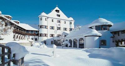 Verschneites Hotel im Winter-Familienurlaub Österreich