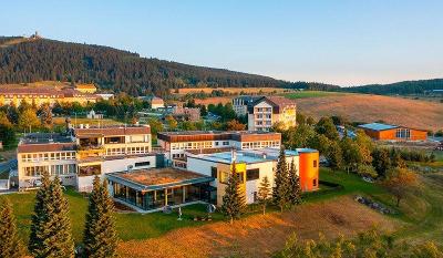 Hotelgebäude vor Nadelwald im Sonnenuntergang im Familienurlaub Erzgebirge