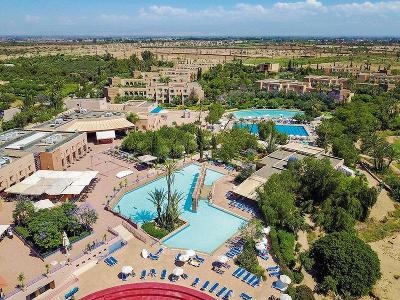 Poolanlage mit Hotel und Grün im Familienurlaub Marokko