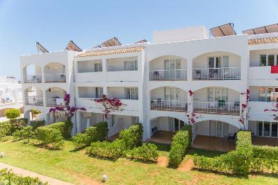 Dreistöckiges Hotelgebäude mit Balkon und Terrassen im Familienurlaub Mallorca