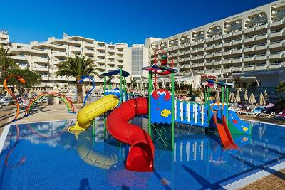Bunter Kinderbadebereich mir Rutschen im Familienurlaub Spanien
