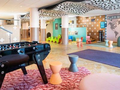Spielbereich mit Kicker und Kinderecke im Familienurlaub Paris