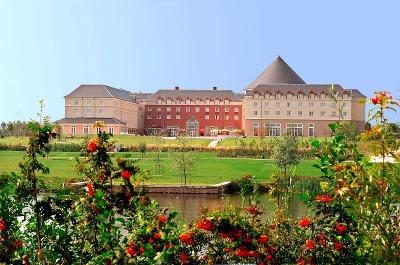 Hotel im Stil einer Burg mit großer Gartenanlage im Familienurlaub Paris