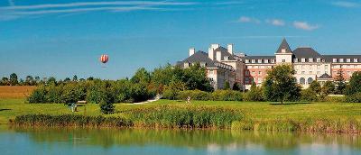Wasser, Heißluftballon und Hotelgebäude im Familienurlaub Frankreich