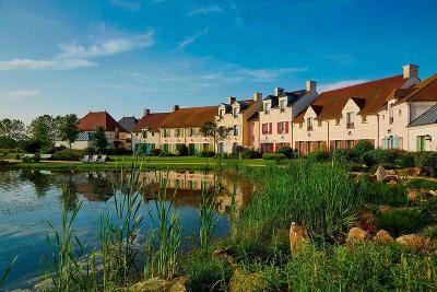 Teich und Gartenanlage mit Hotelgebäuden im Familienurlaub Paris