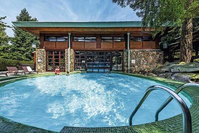 Runder Pool mit zwei Personen im Familienurlaub Paris