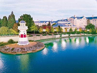 Wasser und Leuchtturm am Hotelgelände im Familienurlaub Frankreich