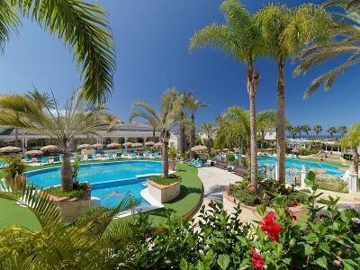Pools umgeben von Grün auf verschiedenen Ebenen im Familienurlaub Spanien