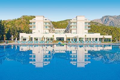Modernes Hotel spiegelt sich im Pool im Familienurlaub Türkei