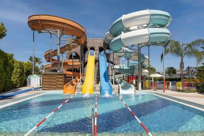 Vier Wasserrutschen am Pool im Familienurlaub Türkei