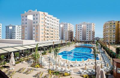 Großer Pool umgeben von höheren Hotelgebäuden im Familienurlaub Türkei