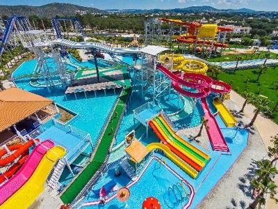 Unzählige bunte Wasserrutschen im Familienurlaub Portugal