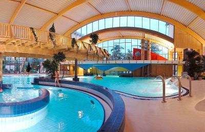 Erlebnisbad mit hölzerner Galerie im Familienurlaub Harz