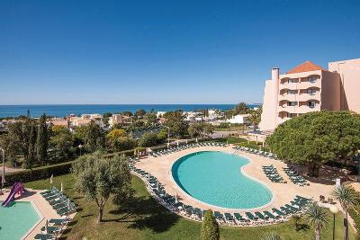 Rundlicher Pool am Hotel im Familienurlaub Portugal