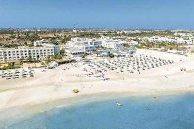 Weißer Sandstrand mit Liegen vorm Hotelgebäude im Familienurlaub Tunesien