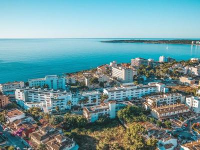 Mehrere Gebäude am Meer im Familienurlaub Mallorca