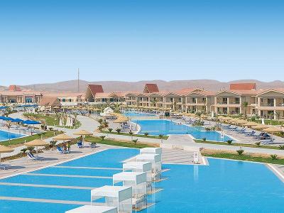 Poollandschaft mit Daybeds im Familienurlaub Ägypten