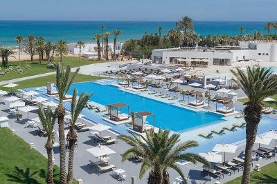 Palmen, Daybeds und Pool für den perfekten Familienurlaub Tunesien