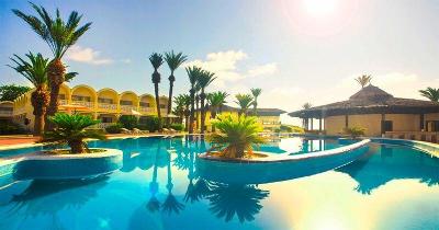 Pool mit Palmen im Familienurlaub Tunesien