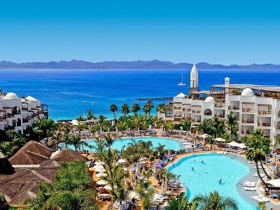 Toll gestaltete Pool- und Gartenanlage direkt am Meer im Familienurlaub Lanzarote