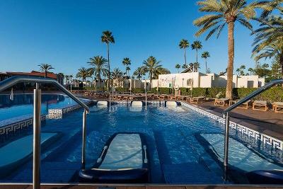 Pool mit Wasserliegen im Familienurlaub Gran Canaria