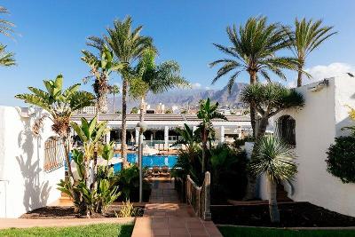 Palmen, Pool und Gebirge im Familienurlaub Spanien