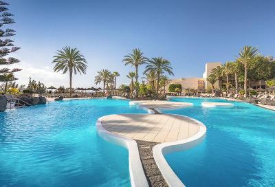 Großer Pool mit gefliesten Inseln im Familienurlaub Kanaren