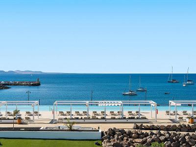Sonnenliegen mit Überdachung und Blick aufs Meer im Familienurlaub Lanzarote