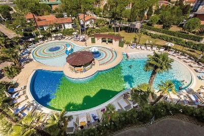 Bunte Poollandschaft im Familienurlaub Italien