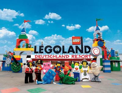 Legofiguren vor dem Haupteingang des Legolands im Familienurlaub Deutschland
