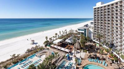 Hotelanlage am breiten weißen Sandstrand im Familienurlaub Florida