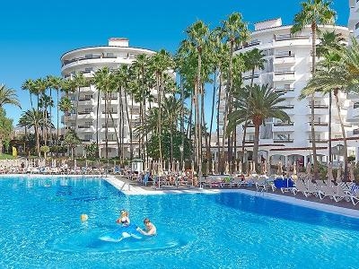 Kinder im Pool mit ausfblasbarem Delfin im Familienurlaub Gran Canaria