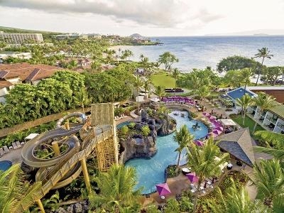 Große Park- und Poolanlage mit großer Wasserrutsche direkt am Meer im Familienurlaub Hawaii