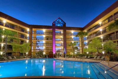 Pool mit Hotelgebäude in der Dämmerung im Familienurlaub Florida