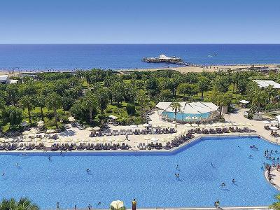 Pool mit Menschen und überdachtem Kinderpool im Familienurlaub Türkei