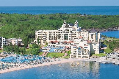 Palastartiges Hotelgebäude mit Pool direkt am Strand im Familienurlaub Bulgarien