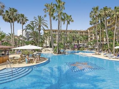 Pool mit Poolbar im Familienurlaub Spanien