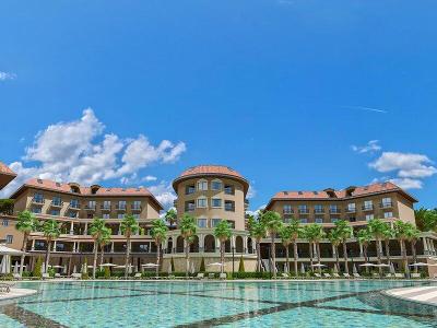 Pool und Palmen vor Hotel im Familienurlaub Side