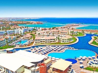 Weitläufige Hotelanlage mit Pools an der Bucht im Familienurlaub Ägypten