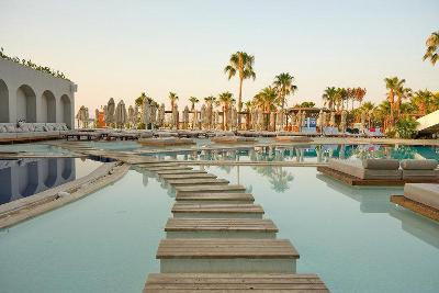 Pool mit Weg und gemütlichen Betten auf dem Wasser im Familienurlaub Türkei
