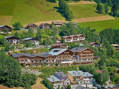 Mehrere traditionelle Häuser mitten in den Bergen im Familienurlaub Österreich