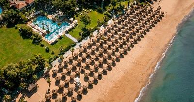 Sonnenschirme am Strand im Familienurlaub Türkei