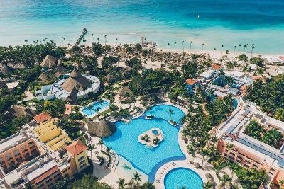 Hotelanlage mit mehreren Pools und Nähe zum Sandstrand im Familienurlaub Dominikanische Republik