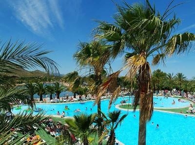 Menschen im türkisen Pool im Familienurlaub Spanien