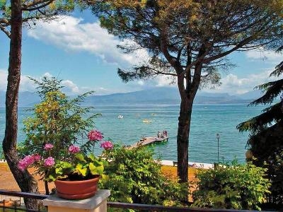 Blick von der Terrasse auf den Gardasee im Familienurlaub Italien